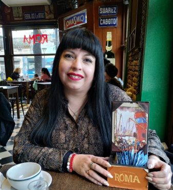 Cecilia Parada en el Café Roma, ubicado en Olavarría 409, La Boca.